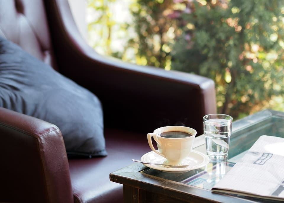 茶色のソファとコーヒー マザーズコーチングスクール